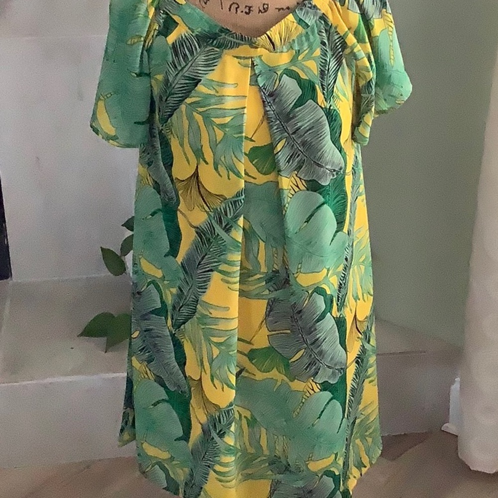 Davi&Dani boutique dress. NWOT, size small. Green and yellow